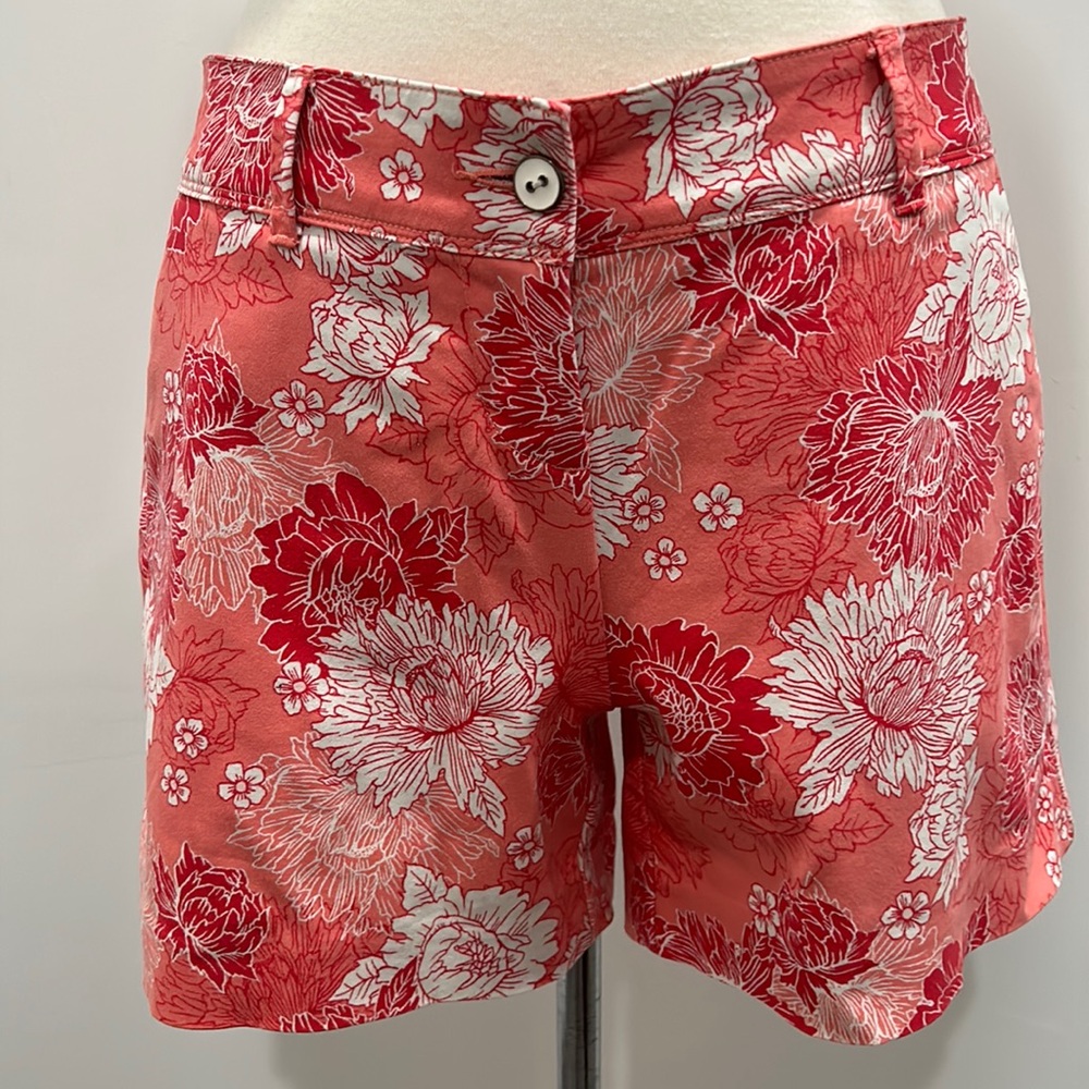 ISAAC MIZRAHI, FLORAL SHORTS, SIZE 8, NEW WITH OUT TAGS